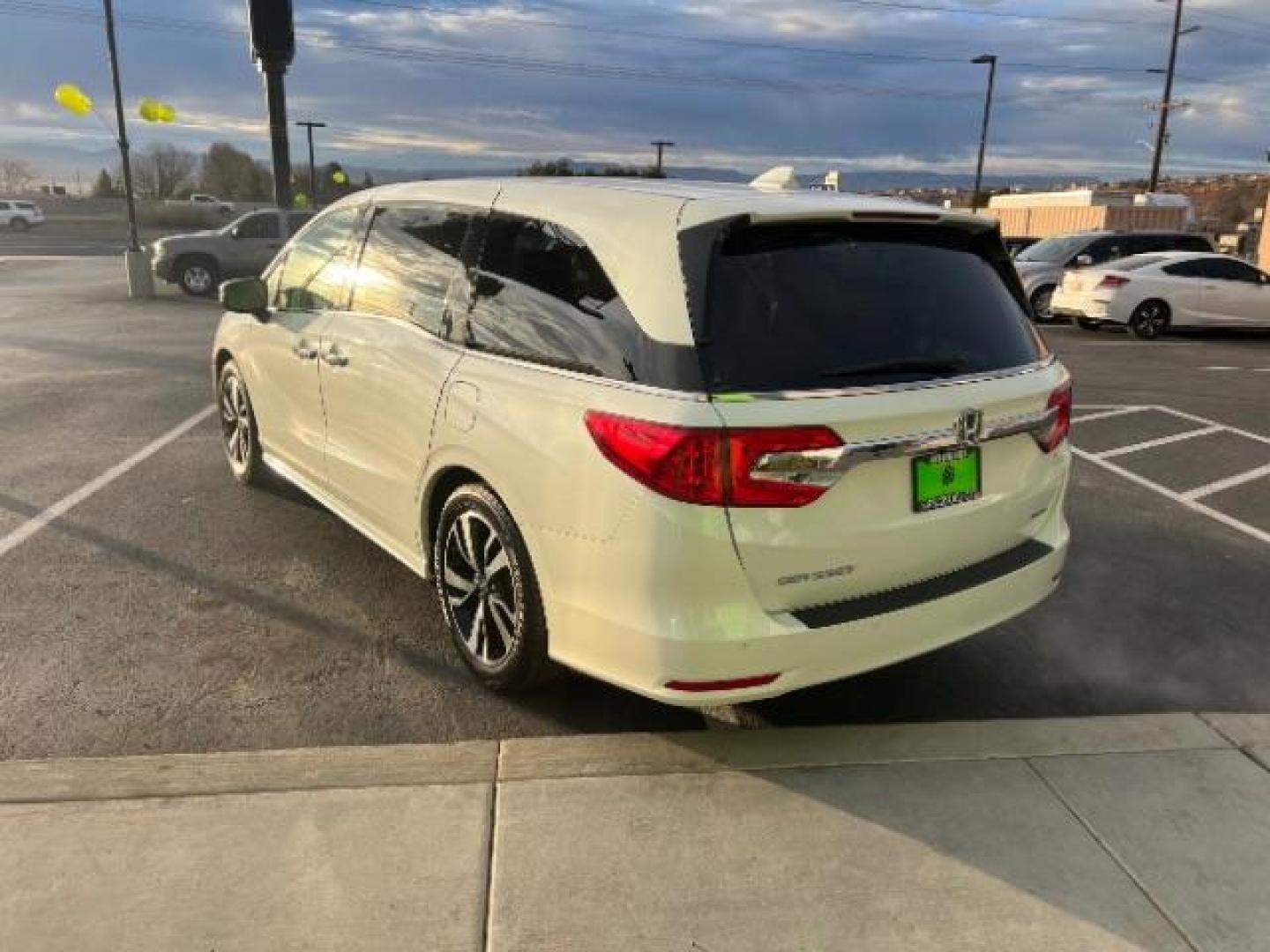 2018 White Diamond Pearl /Gray Honda Odyssey Elite (5FNRL6H92JB) with an 3.5L V-6 gasoline direct injection engine, Automatic transmission, located at 1865 East Red Hills Pkwy, St. George, 84770, (435) 628-0023, 37.120850, -113.543640 - We specialize in helping ALL people get the best financing available. No matter your credit score, good, bad or none we can get you an amazing rate. Had a bankruptcy, divorce, or repossessions? We give you the green light to get your credit back on the road. Low down and affordable payments that fit - Photo#4