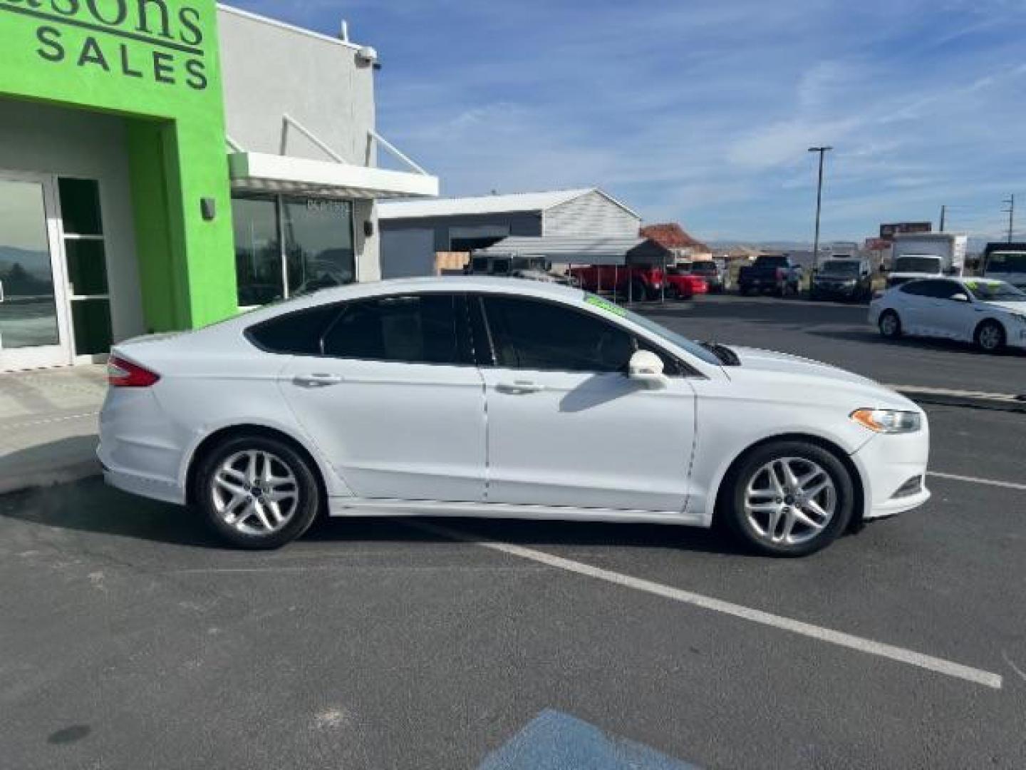 2016 Oxford White /Dune Ford Fusion SE (3FA6P0H79GR) with an Duratec 2.5L I-4 DOHC engine, Automatic transmission, located at 1865 East Red Hills Pkwy, St. George, 84770, (435) 628-0023, 37.120850, -113.543640 - We specialize in helping ALL people get the best financing available. No matter your credit score, good, bad or none we can get you an amazing rate. Had a bankruptcy, divorce, or repossessions? We give you the green light to get your credit back on the road. Low down and affordable payments that fit - Photo#7