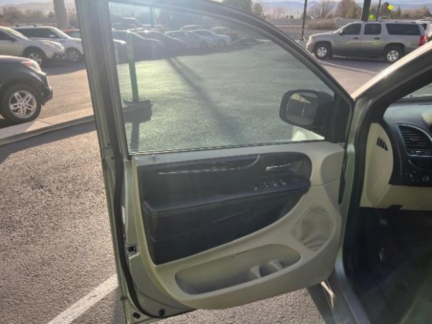 2018 Silver /Black Leather Interior Dodge Grand Caravan SXT (2C4RDGCGXJR) with an 3.6L V6 DOHC 24V engine, 6-Speed Automatic transmission, located at 940 North Main Street, Cedar City, UT, 84720, (435) 628-0023, 37.692936, -113.061897 - We specialize in helping ALL people get the best financing available. No matter your credit score, good, bad or none we can get you an amazing rate. Had a bankruptcy, divorce, or repossessions? We give you the green light to get your credit back on the road. Low down and affordable payments that fit - Photo#12