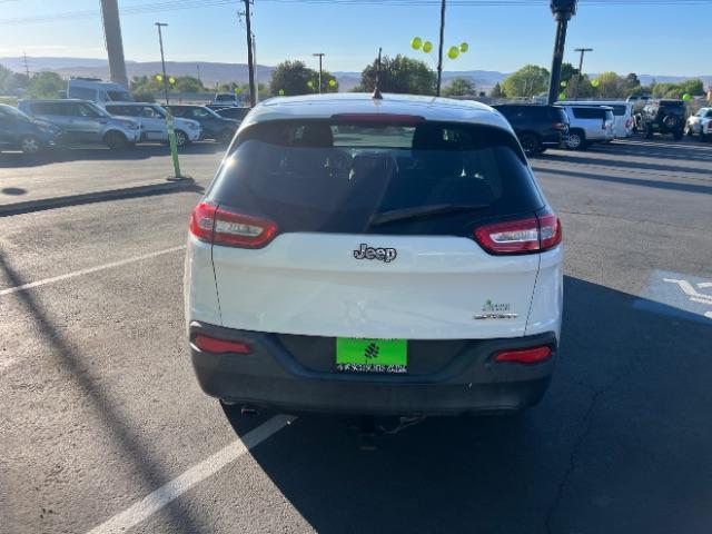 2014 Bright White Clearcoat /Black/Iceland Gray Jeep Cherokee Sport (1C4PJLAB6EW) with an MultiAir2 Tigershark 2.4L I-4 variable valve contr engine, Automatic transmission, located at 940 North Main Street, Cedar City, UT, 84720, (435) 628-0023, 37.692936, -113.061897 - We specialize in helping ALL people get the best financing available. No matter your credit score, good, bad or none we can get you an amazing rate. Had a bankruptcy, divorce, or repossessions? We give you the green light to get your credit back on the road. Low down and affordable payments that fit - Photo#5