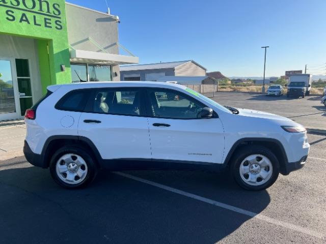 2014 Bright White Clearcoat /Black/Iceland Gray Jeep Cherokee Sport (1C4PJLAB6EW) with an MultiAir2 Tigershark 2.4L I-4 variable valve contr engine, Automatic transmission, located at 940 North Main Street, Cedar City, UT, 84720, (435) 628-0023, 37.692936, -113.061897 - We specialize in helping ALL people get the best financing available. No matter your credit score, good, bad or none we can get you an amazing rate. Had a bankruptcy, divorce, or repossessions? We give you the green light to get your credit back on the road. Low down and affordable payments that fit - Photo#7