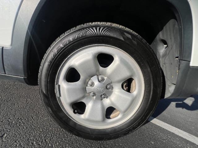 2014 Bright White Clearcoat /Black/Iceland Gray Jeep Cherokee Sport (1C4PJLAB6EW) with an MultiAir2 Tigershark 2.4L I-4 variable valve contr engine, Automatic transmission, located at 940 North Main Street, Cedar City, UT, 84720, (435) 628-0023, 37.692936, -113.061897 - We specialize in helping ALL people get the best financing available. No matter your credit score, good, bad or none we can get you an amazing rate. Had a bankruptcy, divorce, or repossessions? We give you the green light to get your credit back on the road. Low down and affordable payments that fit - Photo#9