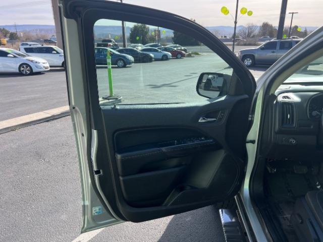 2015 Quicksilver Metallic /Jet Black GMC Canyon SLE (1GTG5BE33F1) with an 3.6L V-6 gasoline direct injection engine, Automatic transmission, located at 1865 East Red Hills Pkwy, St. George, 84770, (435) 628-0023, 37.120850, -113.543640 - We specialize in helping ALL people get the best financing available. No matter your credit score, good, bad or none we can get you an amazing rate. Had a bankruptcy, divorce, or repossessions? We give you the green light to get your credit back on the road. Low down and affordable payments that fit - Photo#12