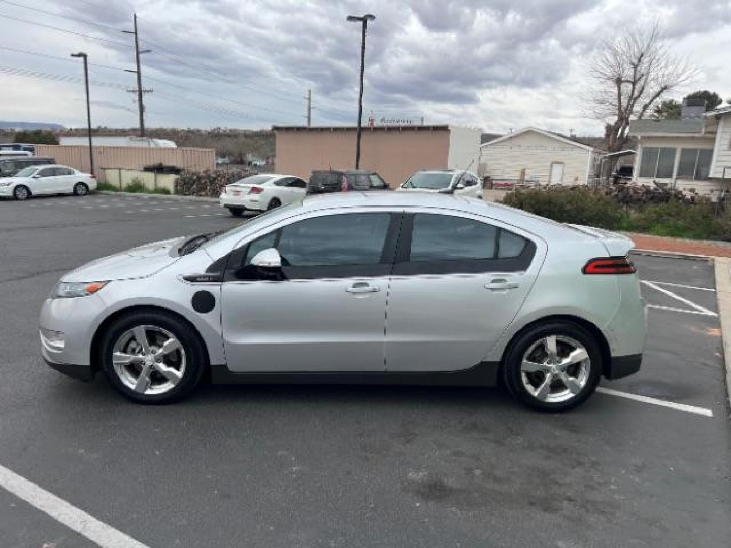 2013 Silver /Black Chevrolet Volt Premium w/ Navigation and LEP (1G1RH6E44DU) with an Plug-In Hybrid engine, Automatic transmission, located at 940 North Main Street, Cedar City, UT, 84720, (435) 628-0023, 37.692936, -113.061897 - We specialize in helping ALL people get the best financing available. No matter your credit score, good, bad or none we can get you an amazing rate. Had a bankruptcy, divorce, or repossessions? We give you the green light to get your credit back on the road. Low down and affordable payments that fit - Photo#3
