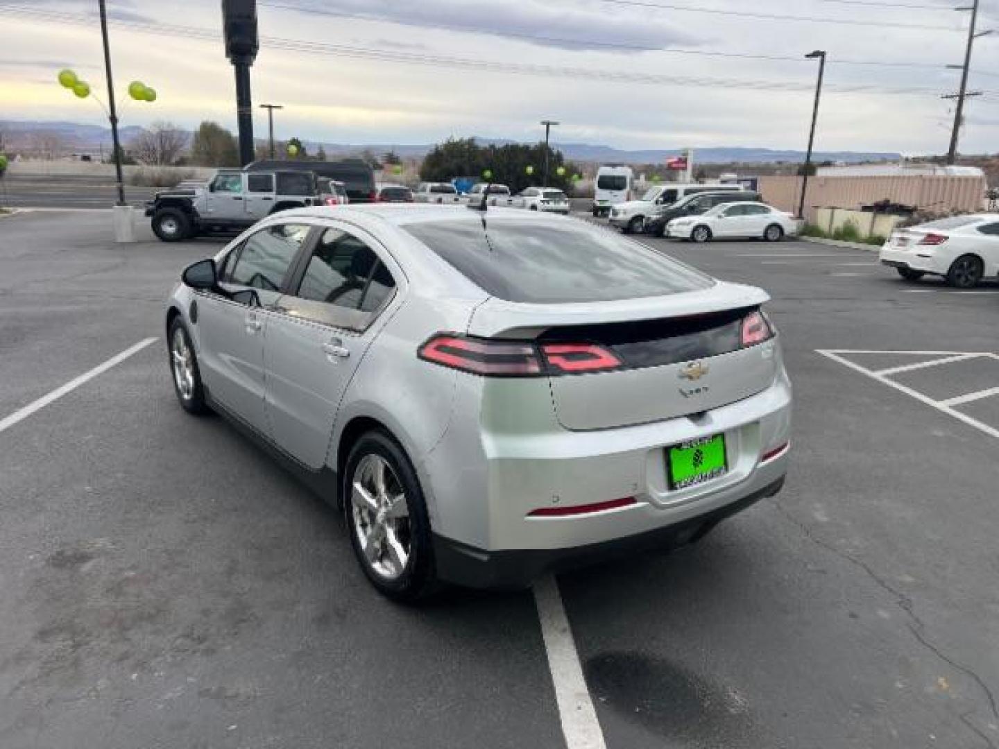 2013 Silver /Black Chevrolet Volt Premium w/ Navigation and LEP (1G1RH6E44DU) with an Plug-In Hybrid engine, Automatic transmission, located at 940 North Main Street, Cedar City, UT, 84720, (435) 628-0023, 37.692936, -113.061897 - We specialize in helping ALL people get the best financing available. No matter your credit score, good, bad or none we can get you an amazing rate. Had a bankruptcy, divorce, or repossessions? We give you the green light to get your credit back on the road. Low down and affordable payments that fit - Photo#4