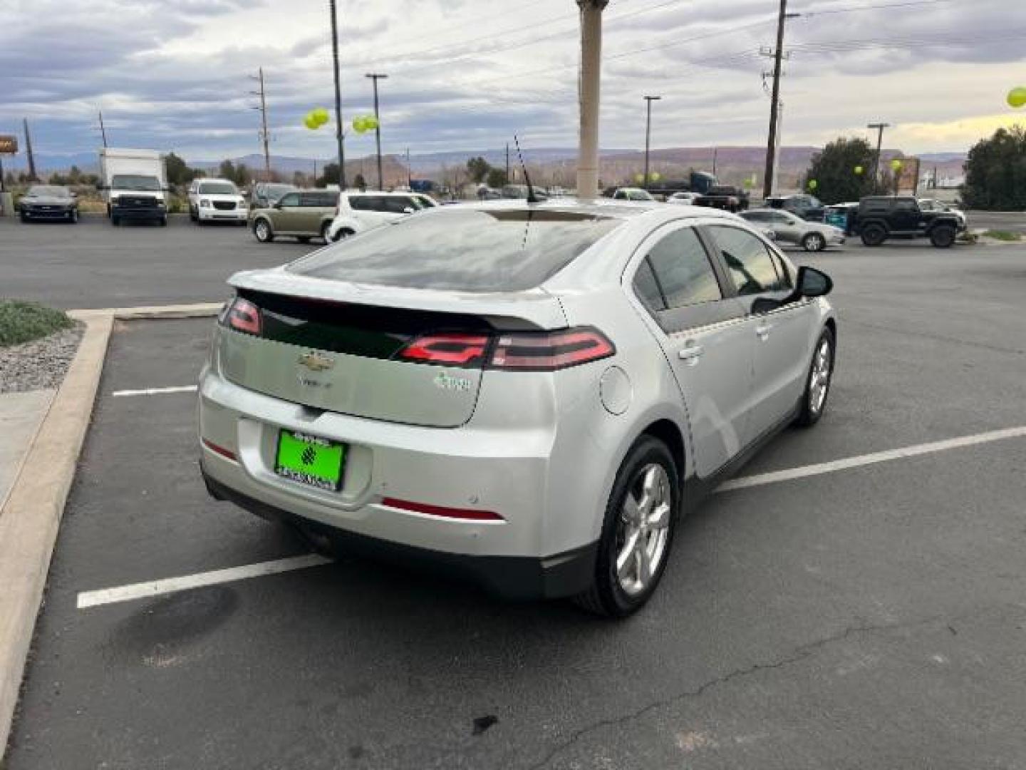 2013 Silver /Black Chevrolet Volt Premium w/ Navigation and LEP (1G1RH6E44DU) with an Plug-In Hybrid engine, Automatic transmission, located at 940 North Main Street, Cedar City, UT, 84720, (435) 628-0023, 37.692936, -113.061897 - We specialize in helping ALL people get the best financing available. No matter your credit score, good, bad or none we can get you an amazing rate. Had a bankruptcy, divorce, or repossessions? We give you the green light to get your credit back on the road. Low down and affordable payments that fit - Photo#6