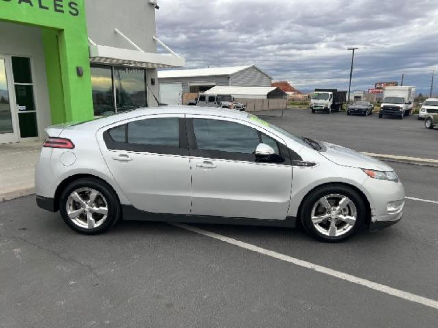 2013 Silver /Black Chevrolet Volt Premium w/ Navigation and LEP (1G1RH6E44DU) with an Plug-In Hybrid engine, Automatic transmission, located at 940 North Main Street, Cedar City, UT, 84720, (435) 628-0023, 37.692936, -113.061897 - We specialize in helping ALL people get the best financing available. No matter your credit score, good, bad or none we can get you an amazing rate. Had a bankruptcy, divorce, or repossessions? We give you the green light to get your credit back on the road. Low down and affordable payments that fit - Photo#7
