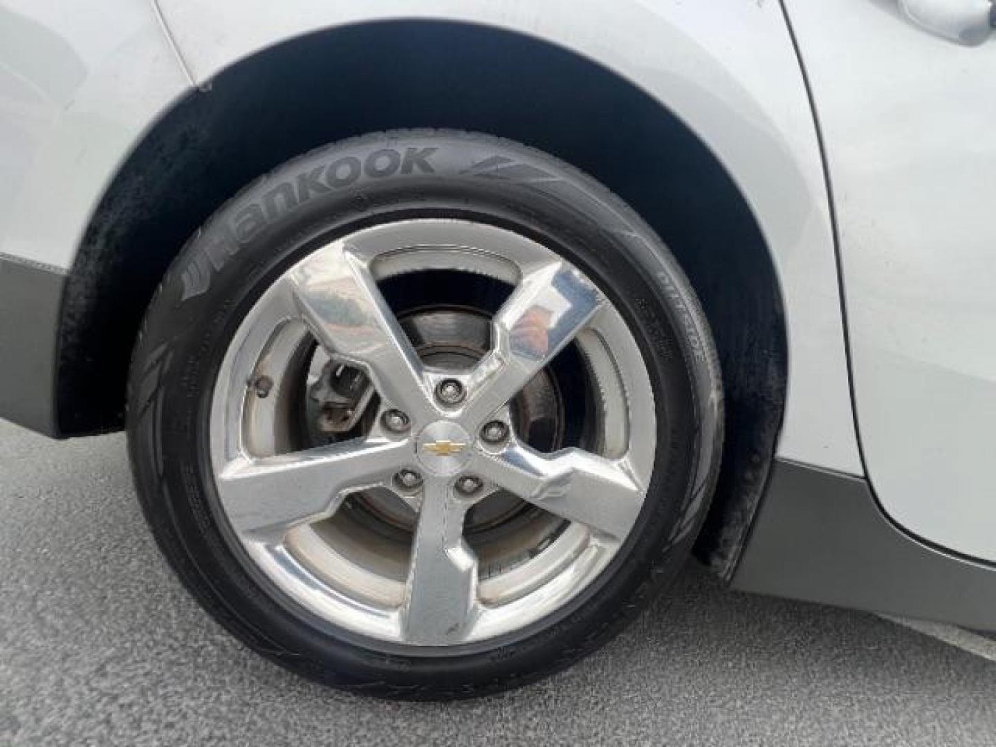 2013 Silver /Black Chevrolet Volt Premium w/ Navigation and LEP (1G1RH6E44DU) with an Plug-In Hybrid engine, Automatic transmission, located at 940 North Main Street, Cedar City, UT, 84720, (435) 628-0023, 37.692936, -113.061897 - We specialize in helping ALL people get the best financing available. No matter your credit score, good, bad or none we can get you an amazing rate. Had a bankruptcy, divorce, or repossessions? We give you the green light to get your credit back on the road. Low down and affordable payments that fit - Photo#9