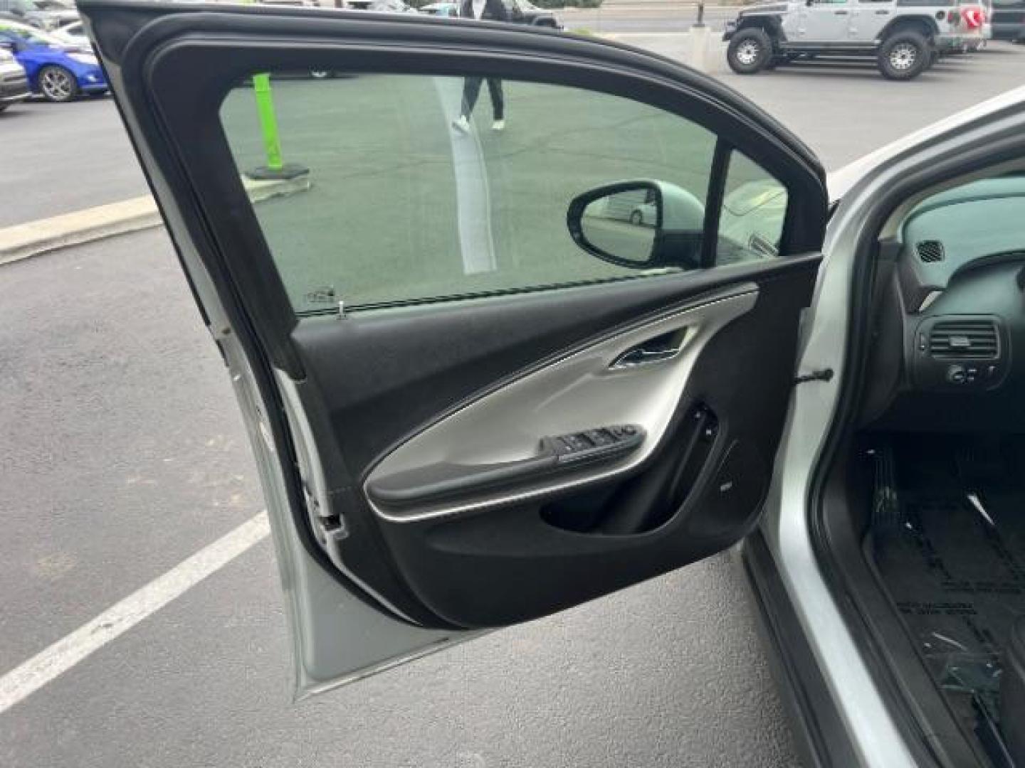 2013 Silver /Black Chevrolet Volt Premium w/ Navigation and LEP (1G1RH6E44DU) with an Plug-In Hybrid engine, Automatic transmission, located at 940 North Main Street, Cedar City, UT, 84720, (435) 628-0023, 37.692936, -113.061897 - We specialize in helping ALL people get the best financing available. No matter your credit score, good, bad or none we can get you an amazing rate. Had a bankruptcy, divorce, or repossessions? We give you the green light to get your credit back on the road. Low down and affordable payments that fit - Photo#12