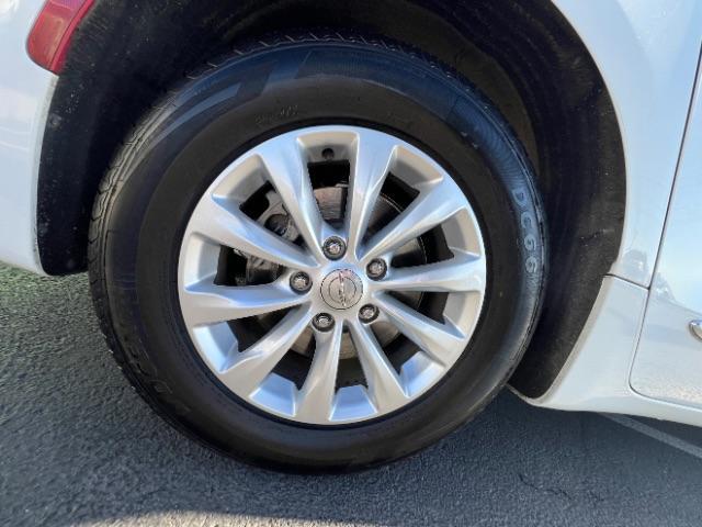 2018 Bright White Clearcoat /Black/Alloy Chrysler Pacifica Touring L (2C4RC1BG5JR) with an 3.6L V-6 DOHC engine, Automatic transmission, located at 940 North Main Street, Cedar City, UT, 84720, (435) 628-0023, 37.692936, -113.061897 - We specialize in helping ALL people get the best financing available. No matter your credit score, good, bad or none we can get you an amazing rate. Had a bankruptcy, divorce, or repossessions? We give you the green light to get your credit back on the road. Low down and affordable payments that fit - Photo#8
