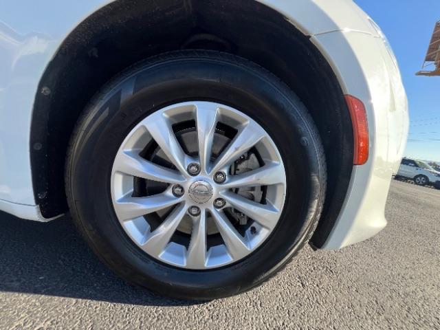 2018 Bright White Clearcoat /Black/Alloy Chrysler Pacifica Touring L (2C4RC1BG5JR) with an 3.6L V-6 DOHC engine, Automatic transmission, located at 940 North Main Street, Cedar City, UT, 84720, (435) 628-0023, 37.692936, -113.061897 - We specialize in helping ALL people get the best financing available. No matter your credit score, good, bad or none we can get you an amazing rate. Had a bankruptcy, divorce, or repossessions? We give you the green light to get your credit back on the road. Low down and affordable payments that fit - Photo#9