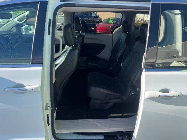 2018 Bright White Clearcoat /Black/Alloy Chrysler Pacifica Touring L (2C4RC1BG5JR) with an 3.6L V-6 DOHC engine, Automatic transmission, located at 940 North Main Street, Cedar City, UT, 84720, (435) 628-0023, 37.692936, -113.061897 - We specialize in helping ALL people get the best financing available. No matter your credit score, good, bad or none we can get you an amazing rate. Had a bankruptcy, divorce, or repossessions? We give you the green light to get your credit back on the road. Low down and affordable payments that fit - Photo#19