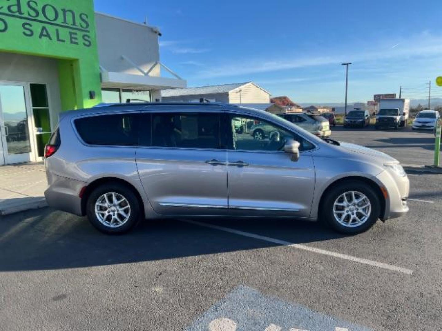 2020 Ceramic Gray Clearcoat /Black/Alloy Chrysler Pacifica Touring L (2C4RC1BG4LR) with an 3.6L V-6 DOHC engine, Automatic transmission, located at 1865 East Red Hills Pkwy, St. George, 84770, (435) 628-0023, 37.120850, -113.543640 - We specialize in helping ALL people get the best financing available. No matter your credit score, good, bad or none we can get you an amazing rate. Had a bankruptcy, divorce, or repossessions? We give you the green light to get your credit back on the road. Low down and affordable payments that fit - Photo#7