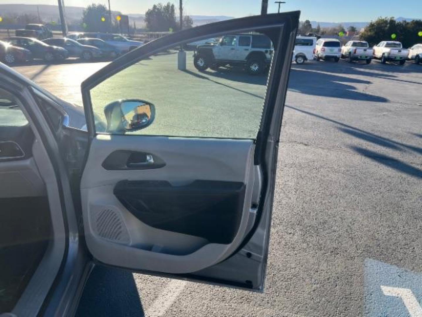 2020 Ceramic Gray Clearcoat /Black/Alloy Chrysler Pacifica Touring L (2C4RC1BG4LR) with an 3.6L V-6 DOHC engine, Automatic transmission, located at 1865 East Red Hills Pkwy, St. George, 84770, (435) 628-0023, 37.120850, -113.543640 - We specialize in helping ALL people get the best financing available. No matter your credit score, good, bad or none we can get you an amazing rate. Had a bankruptcy, divorce, or repossessions? We give you the green light to get your credit back on the road. Low down and affordable payments that fit - Photo#27