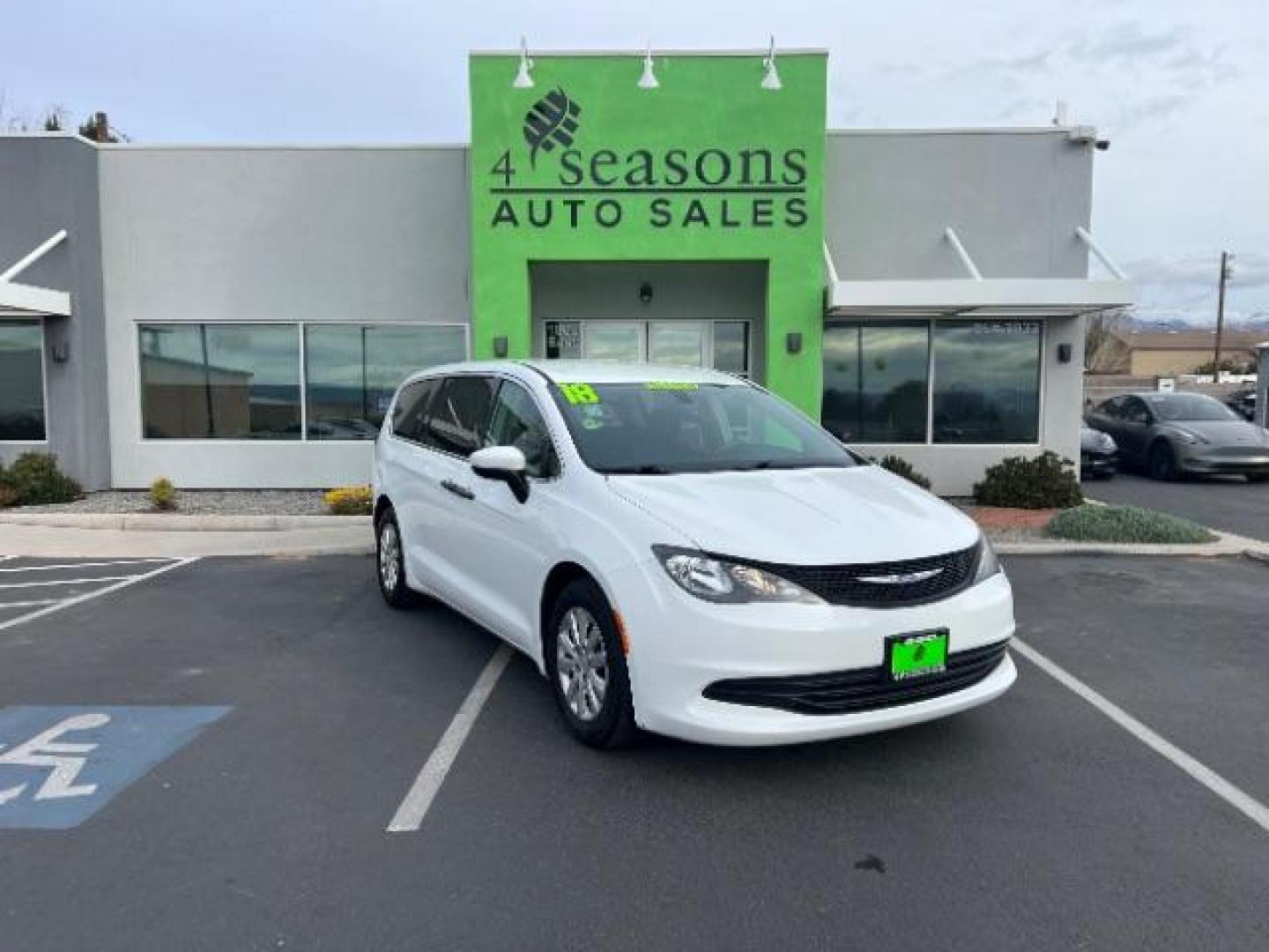 2018 Bright White Clearcoat /Black/Alloy Chrysler Pacifica L (2C4RC1AG8JR) with an Pentastar 3.6L V-6 DOHC engine, Automatic transmission, located at 940 North Main Street, Cedar City, UT, 84720, (435) 628-0023, 37.692936, -113.061897 - We specialize in helping ALL people get the best financing available. No matter your credit score, good, bad or none we can get you an amazing rate. Had a bankruptcy, divorce, or repossessions? We give you the green light to get your credit back on the road. Low down and affordable payments that fit - Photo#0