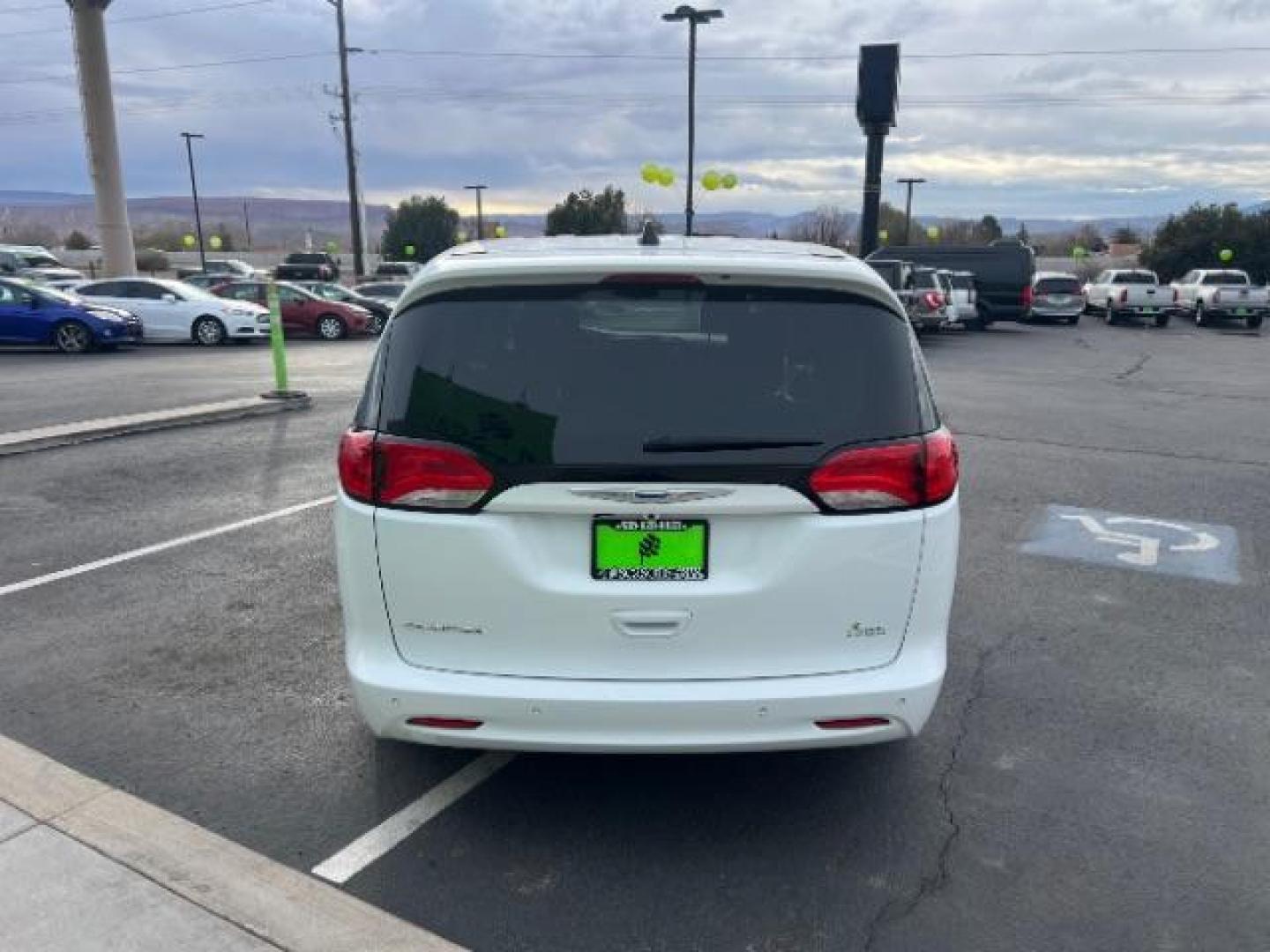 2018 Bright White Clearcoat /Black/Alloy Chrysler Pacifica L (2C4RC1AG8JR) with an Pentastar 3.6L V-6 DOHC engine, Automatic transmission, located at 940 North Main Street, Cedar City, UT, 84720, (435) 628-0023, 37.692936, -113.061897 - We specialize in helping ALL people get the best financing available. No matter your credit score, good, bad or none we can get you an amazing rate. Had a bankruptcy, divorce, or repossessions? We give you the green light to get your credit back on the road. Low down and affordable payments that fit - Photo#5