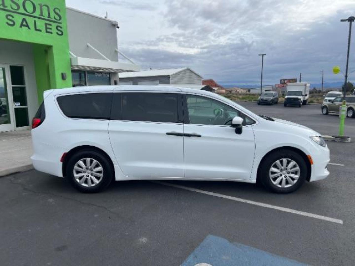2018 Bright White Clearcoat /Black/Alloy Chrysler Pacifica L (2C4RC1AG8JR) with an Pentastar 3.6L V-6 DOHC engine, Automatic transmission, located at 940 North Main Street, Cedar City, UT, 84720, (435) 628-0023, 37.692936, -113.061897 - We specialize in helping ALL people get the best financing available. No matter your credit score, good, bad or none we can get you an amazing rate. Had a bankruptcy, divorce, or repossessions? We give you the green light to get your credit back on the road. Low down and affordable payments that fit - Photo#7