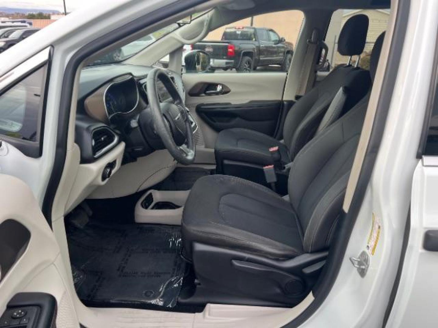 2018 Bright White Clearcoat /Black/Alloy Chrysler Pacifica L (2C4RC1AG8JR) with an Pentastar 3.6L V-6 DOHC engine, Automatic transmission, located at 940 North Main Street, Cedar City, UT, 84720, (435) 628-0023, 37.692936, -113.061897 - We specialize in helping ALL people get the best financing available. No matter your credit score, good, bad or none we can get you an amazing rate. Had a bankruptcy, divorce, or repossessions? We give you the green light to get your credit back on the road. Low down and affordable payments that fit - Photo#14