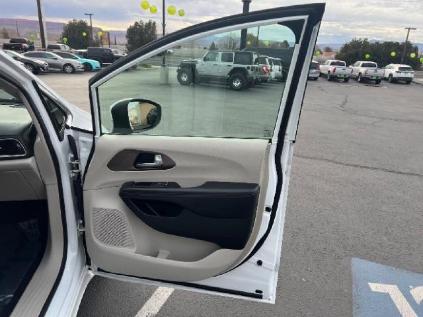 2018 Bright White Clearcoat /Black/Alloy Chrysler Pacifica L (2C4RC1AG8JR) with an Pentastar 3.6L V-6 DOHC engine, Automatic transmission, located at 940 North Main Street, Cedar City, UT, 84720, (435) 628-0023, 37.692936, -113.061897 - We specialize in helping ALL people get the best financing available. No matter your credit score, good, bad or none we can get you an amazing rate. Had a bankruptcy, divorce, or repossessions? We give you the green light to get your credit back on the road. Low down and affordable payments that fit - Photo#26