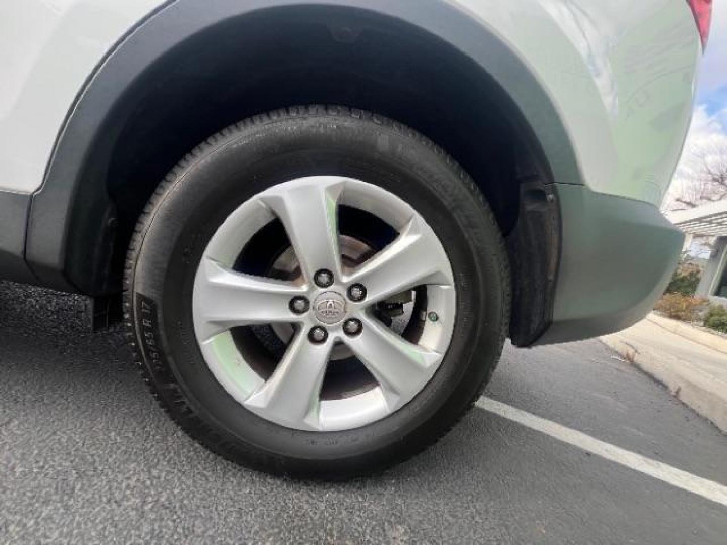 2013 Super White /Ash Toyota RAV4 XLE (JTMRFREV5D5) with an 2.5L I-4 DOHC engine, Automatic transmission, located at 1865 East Red Hills Pkwy, St. George, 84770, (435) 628-0023, 37.120850, -113.543640 - We specialize in helping ALL people get the best financing available. No matter your credit score, good, bad or none we can get you an amazing rate. Had a bankruptcy, divorce, or repossessions? We give you the green light to get your credit back on the road. Low down and affordable payments that fit - Photo#11