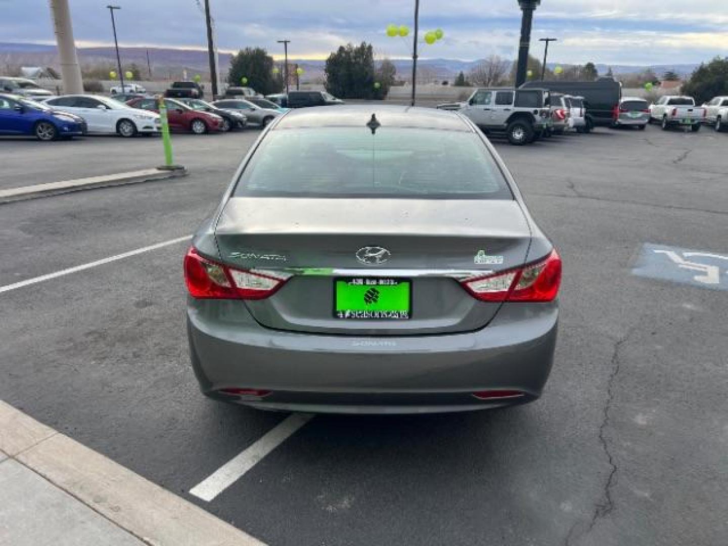 2013 Harbor Gray Metallic /Gray Hyundai Sonata GLS (5NPEB4AC8DH) with an 2.4L I-4 gasoline direct injection engine, Automatic transmission, located at 940 North Main Street, Cedar City, UT, 84720, (435) 628-0023, 37.692936, -113.061897 - We specialize in helping ALL people get the best financing available. No matter your credit score, good, bad or none we can get you an amazing rate. Had a bankruptcy, divorce, or repossessions? We give you the green light to get your credit back on the road. Low down and affordable payments that fit - Photo#5