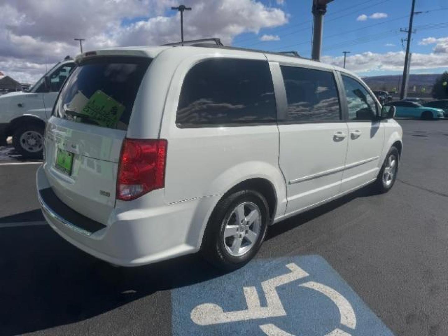 2012 Stone White Clearcoat /Black/Light Graystone Dodge Grand Caravan SXT (2C4RDGCG8CR) with an 3.6L V-6 DOHC engine, Automatic transmission, located at 1865 East Red Hills Pkwy, St. George, 84770, (435) 628-0023, 37.120850, -113.543640 - Photo#6