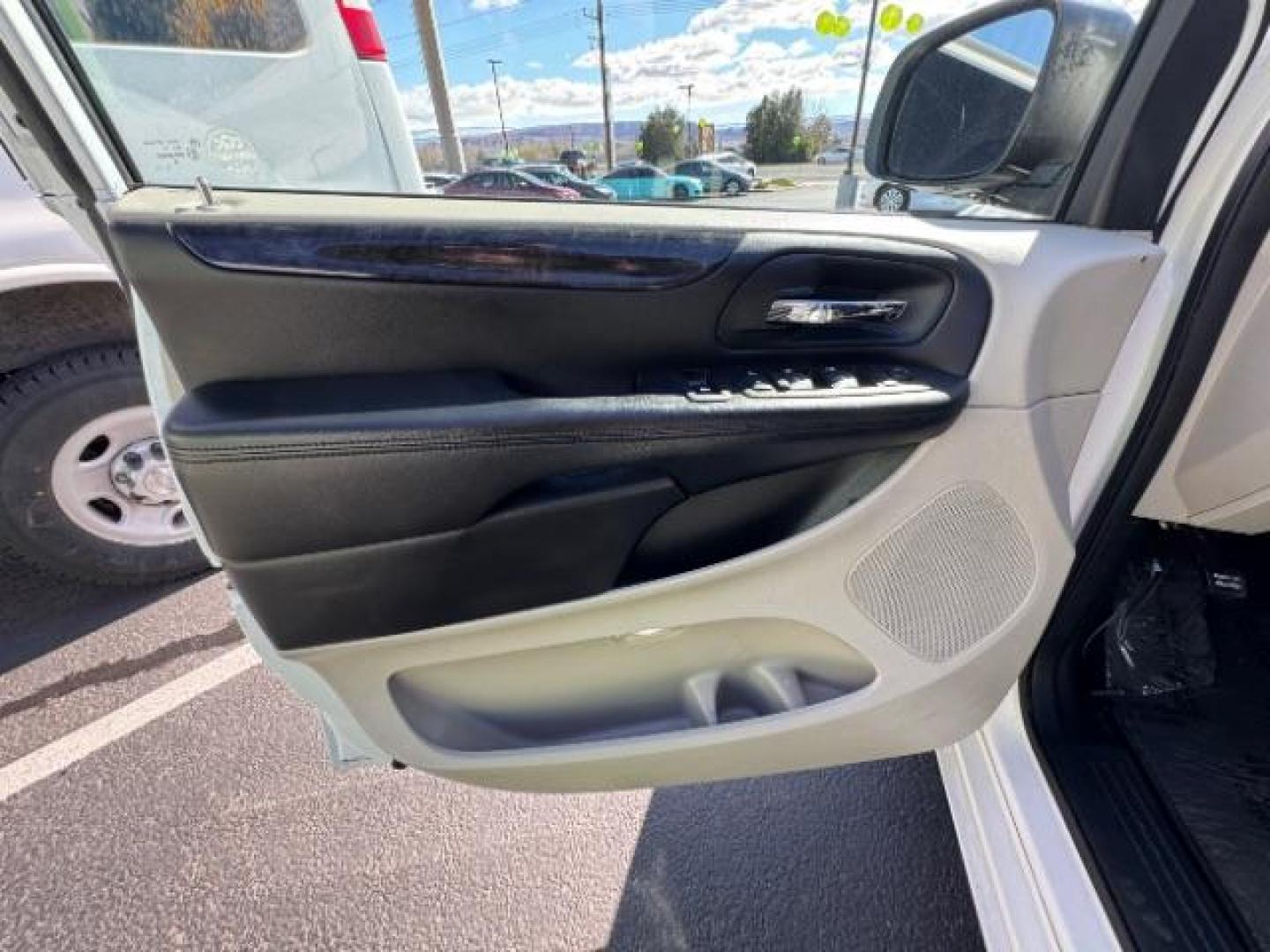 2012 Stone White Clearcoat /Black/Light Graystone Dodge Grand Caravan SXT (2C4RDGCG8CR) with an 3.6L V-6 DOHC engine, Automatic transmission, located at 1865 East Red Hills Pkwy, St. George, 84770, (435) 628-0023, 37.120850, -113.543640 - Photo#9