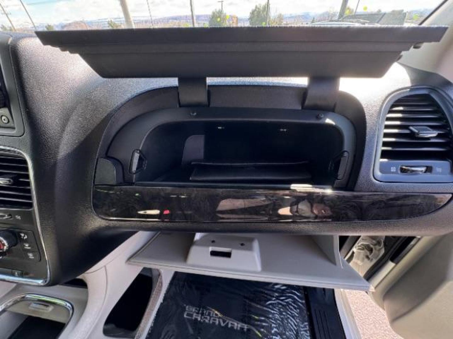 2012 Stone White Clearcoat /Black/Light Graystone Dodge Grand Caravan SXT (2C4RDGCG8CR) with an 3.6L V-6 DOHC engine, Automatic transmission, located at 1865 East Red Hills Pkwy, St. George, 84770, (435) 628-0023, 37.120850, -113.543640 - Photo#23