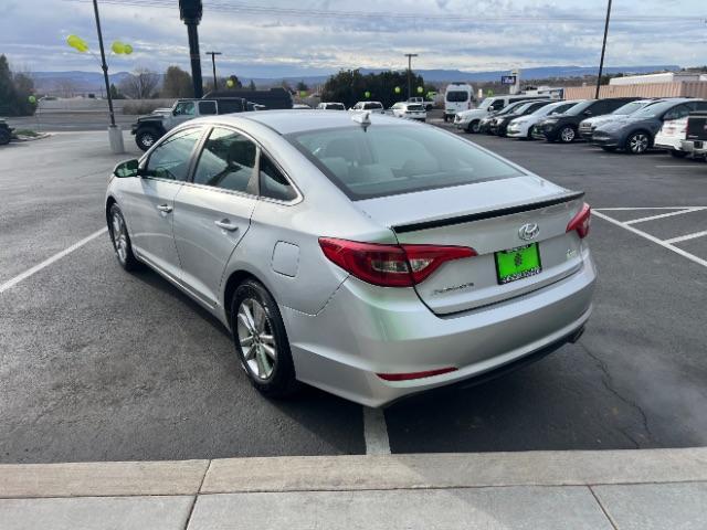 2017 Silver /Gray Hyundai Sonata SE (5NPE24AF9HH) , Automatic transmission, located at 1865 East Red Hills Pkwy, St. George, 84770, (435) 628-0023, 37.120850, -113.543640 - We specialize in helping ALL people get the best financing available. No matter your credit score, good, bad or none we can get you an amazing rate. Had a bankruptcy, divorce, or repossessions? We give you the green light to get your credit back on the road. Low down and affordable payments that fit - Photo#4