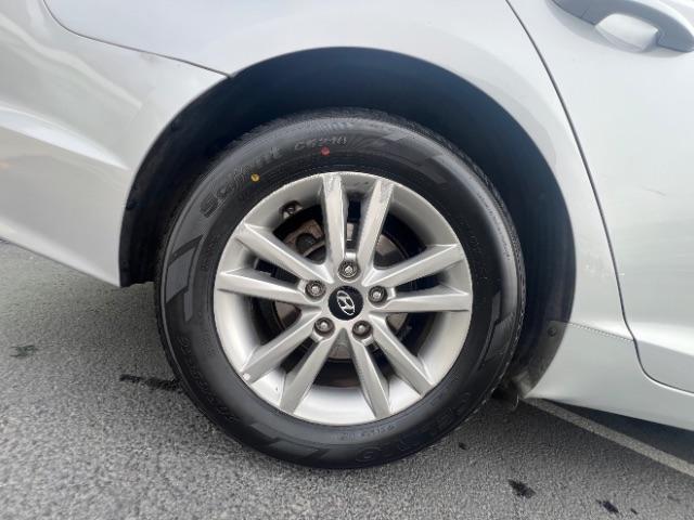 2017 Silver /Gray Hyundai Sonata SE (5NPE24AF9HH) , Automatic transmission, located at 1865 East Red Hills Pkwy, St. George, 84770, (435) 628-0023, 37.120850, -113.543640 - We specialize in helping ALL people get the best financing available. No matter your credit score, good, bad or none we can get you an amazing rate. Had a bankruptcy, divorce, or repossessions? We give you the green light to get your credit back on the road. Low down and affordable payments that fit - Photo#8