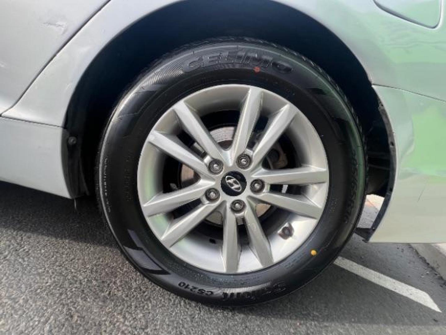 2017 Silver /Gray Hyundai Sonata SE (5NPE24AF9HH) , Automatic transmission, located at 940 North Main Street, Cedar City, UT, 84720, (435) 628-0023, 37.692936, -113.061897 - We specialize in helping ALL people get the best financing available. No matter your credit score, good, bad or none we can get you an amazing rate. Had a bankruptcy, divorce, or repossessions? We give you the green light to get your credit back on the road. Low down and affordable payments that fit - Photo#11