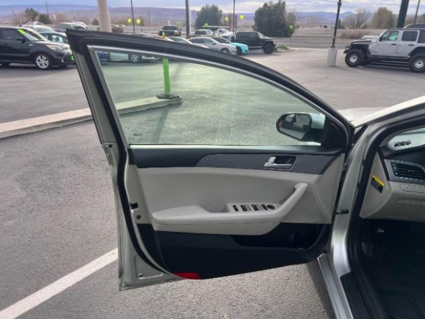 2017 Silver /Gray Hyundai Sonata SE (5NPE24AF9HH) , Automatic transmission, located at 940 North Main Street, Cedar City, UT, 84720, (435) 628-0023, 37.692936, -113.061897 - We specialize in helping ALL people get the best financing available. No matter your credit score, good, bad or none we can get you an amazing rate. Had a bankruptcy, divorce, or repossessions? We give you the green light to get your credit back on the road. Low down and affordable payments that fit - Photo#12
