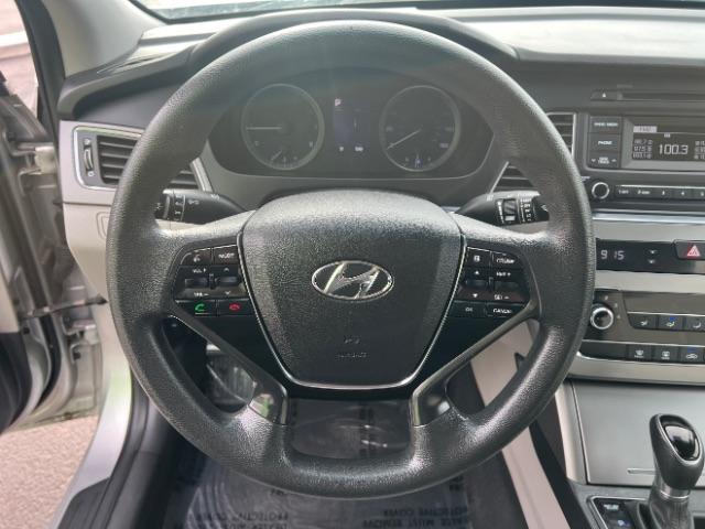 2017 Silver /Gray Hyundai Sonata SE (5NPE24AF9HH) , Automatic transmission, located at 1865 East Red Hills Pkwy, St. George, 84770, (435) 628-0023, 37.120850, -113.543640 - We specialize in helping ALL people get the best financing available. No matter your credit score, good, bad or none we can get you an amazing rate. Had a bankruptcy, divorce, or repossessions? We give you the green light to get your credit back on the road. Low down and affordable payments that fit - Photo#15