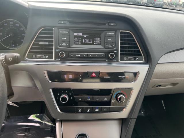 2017 Silver /Gray Hyundai Sonata SE (5NPE24AF9HH) , Automatic transmission, located at 1865 East Red Hills Pkwy, St. George, 84770, (435) 628-0023, 37.120850, -113.543640 - We specialize in helping ALL people get the best financing available. No matter your credit score, good, bad or none we can get you an amazing rate. Had a bankruptcy, divorce, or repossessions? We give you the green light to get your credit back on the road. Low down and affordable payments that fit - Photo#17