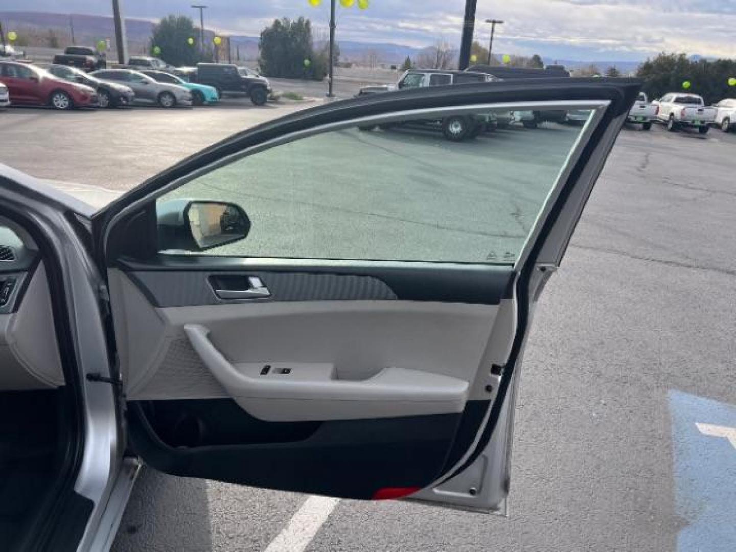 2017 Silver /Gray Hyundai Sonata SE (5NPE24AF9HH) , Automatic transmission, located at 940 North Main Street, Cedar City, UT, 84720, (435) 628-0023, 37.692936, -113.061897 - We specialize in helping ALL people get the best financing available. No matter your credit score, good, bad or none we can get you an amazing rate. Had a bankruptcy, divorce, or repossessions? We give you the green light to get your credit back on the road. Low down and affordable payments that fit - Photo#27