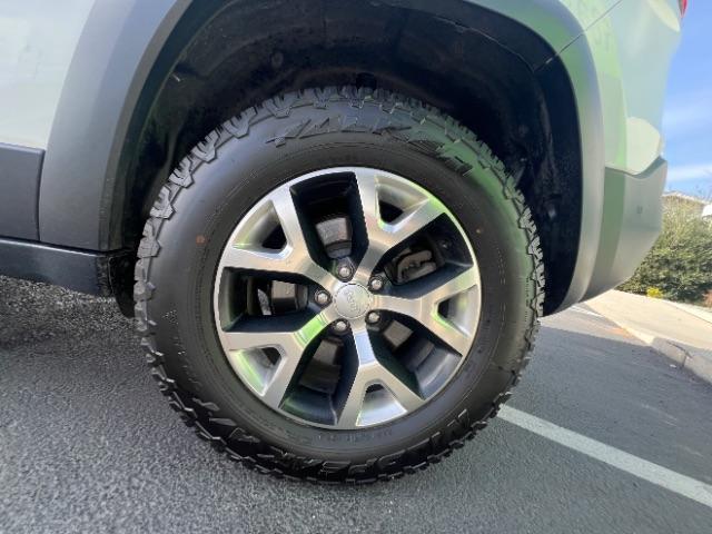 2017 Bright White Clearcoat /Black Jeep Cherokee Trailhawk L Plus 4x4 (1C4PJMBS7HD) with an Pentastar 3.2L V-6 DOHC engine, Automatic transmission, located at 1865 East Red Hills Pkwy, St. George, 84770, (435) 628-0023, 37.120850, -113.543640 - Photo#11