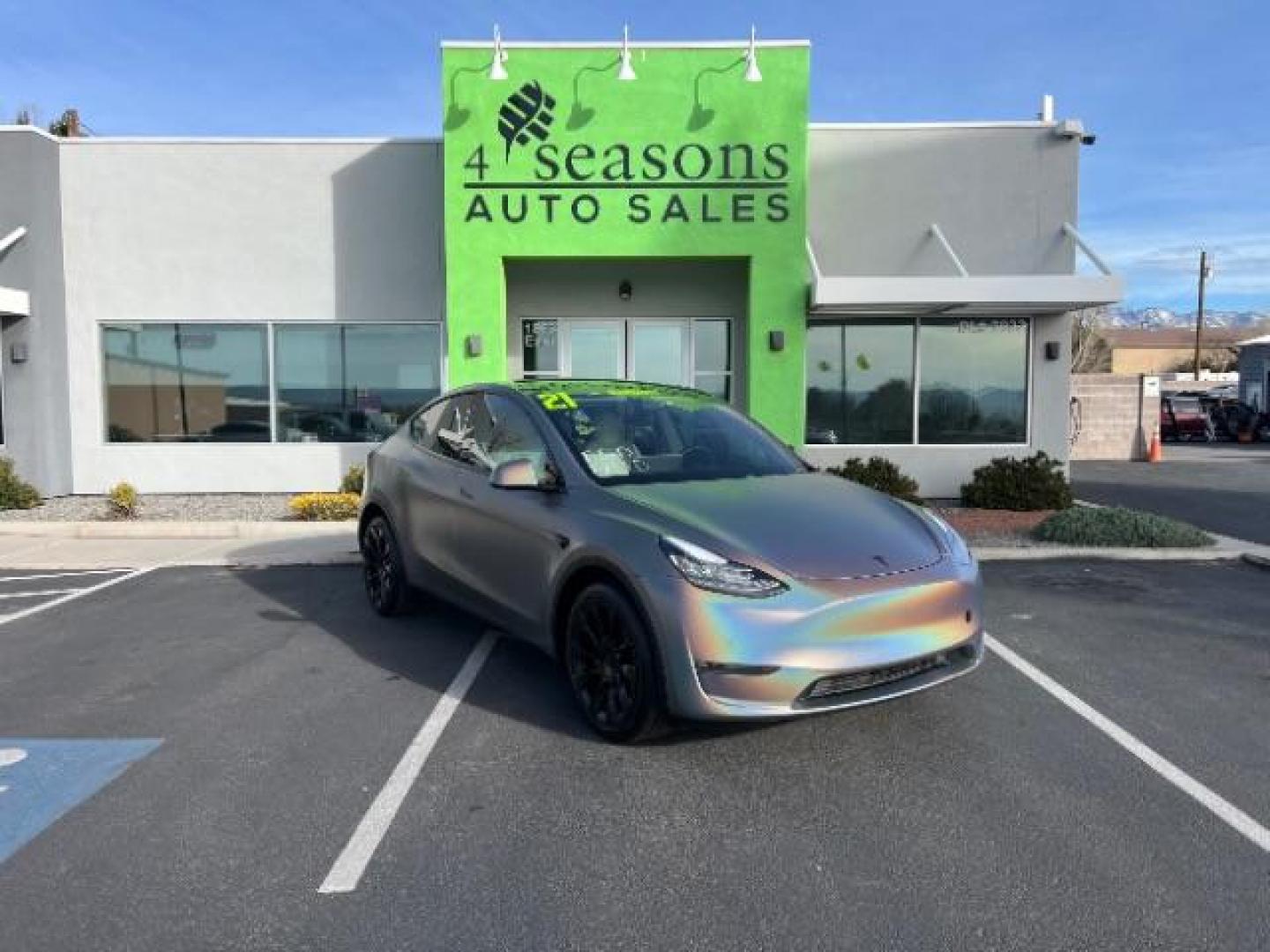 2021 White /White/Black Tesla Model Y Long Range Dual Motor All-Wheel Drive (5YJYGDEE5MF) with an ELECTRIC engine, Electric transmission, located at 1865 East Red Hills Pkwy, St. George, 84770, (435) 628-0023, 37.120850, -113.543640 - Excellent Tesla Model Y Long Range All Wheel Drive. With Full Self Drive paid for ($8k add on) Which is no longer available to buy. All our Teslas come with charging kit. Color changing wrap is a little rough but will still turn heads. Battery is healthy. Gets 275 on full charge. Clean title, no a - Photo#0