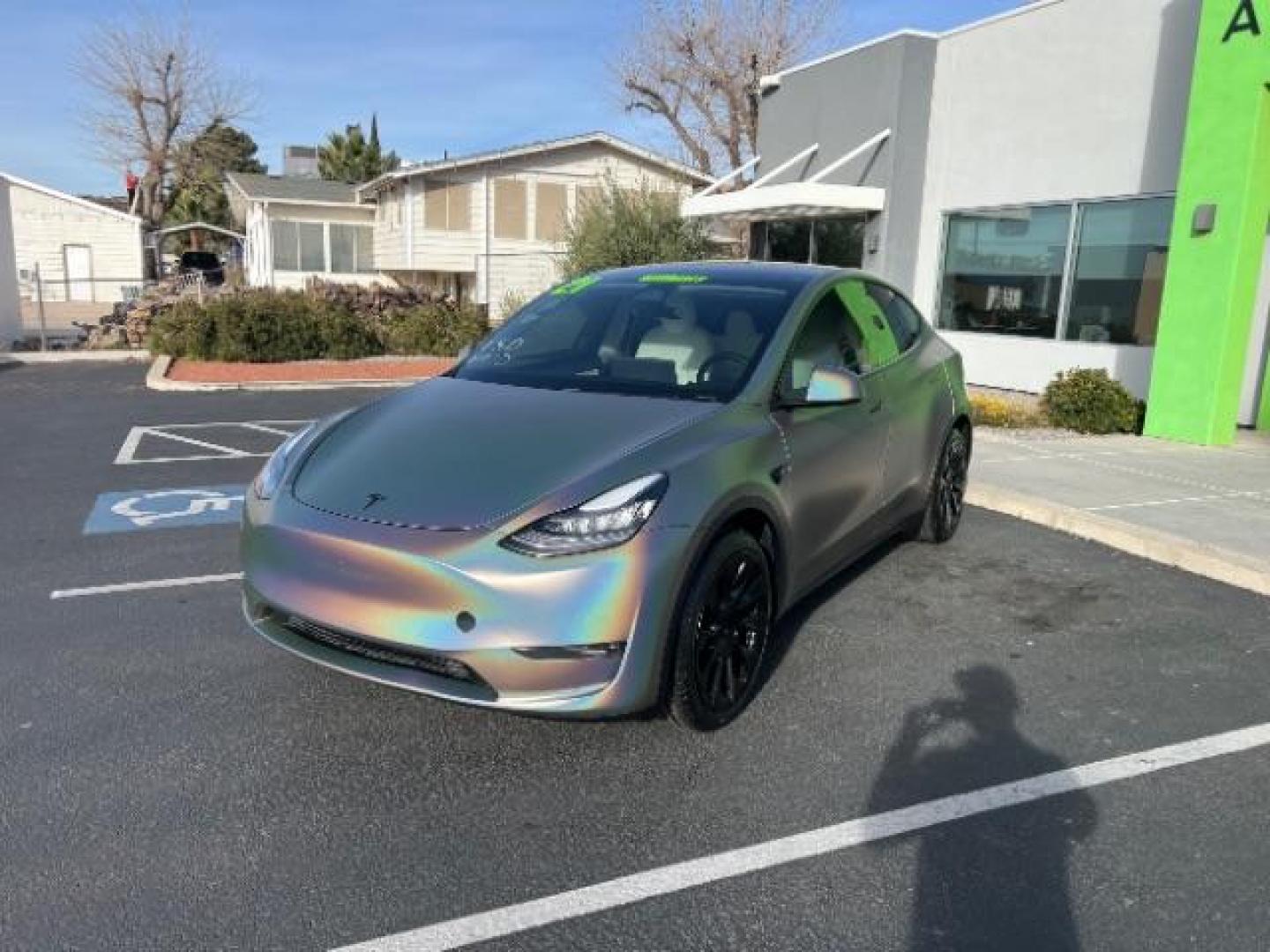 2021 White /White/Black Tesla Model Y Long Range Dual Motor All-Wheel Drive (5YJYGDEE5MF) with an ELECTRIC engine, Electric transmission, located at 1865 East Red Hills Pkwy, St. George, 84770, (435) 628-0023, 37.120850, -113.543640 - Excellent Tesla Model Y Long Range All Wheel Drive. With Full Self Drive paid for ($8k add on) Which is no longer available to buy. All our Teslas come with charging kit. Color changing wrap is a little rough but will still turn heads. Battery is healthy. Gets 275 on full charge. Clean title, no a - Photo#4