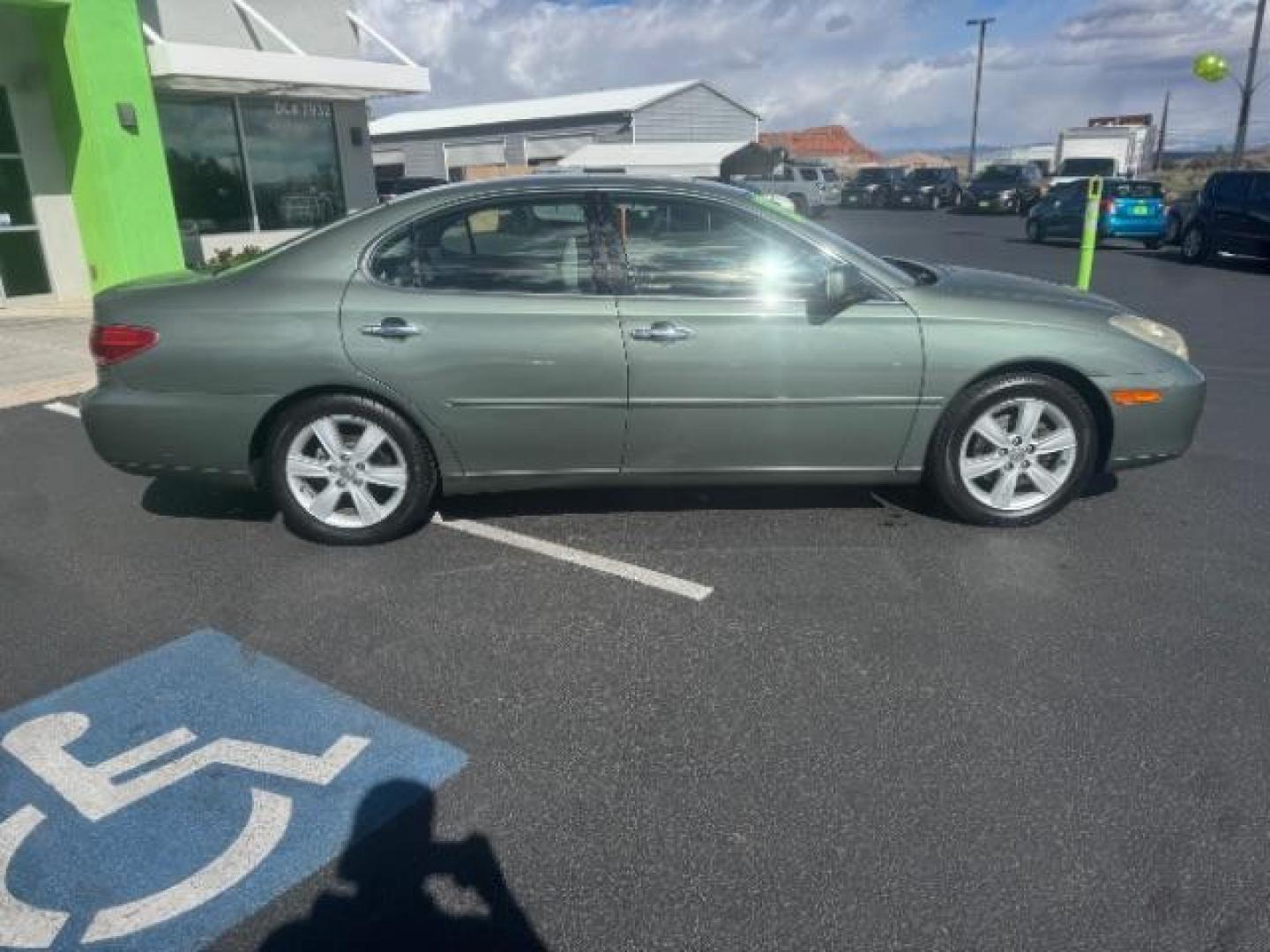 2005 Green /Beige Lexus ES 330 Sedan (JTHBA30G555) , Automatic transmission, located at 940 North Main Street, Cedar City, UT, 84720, (435) 628-0023, 37.692936, -113.061897 - Photo#8