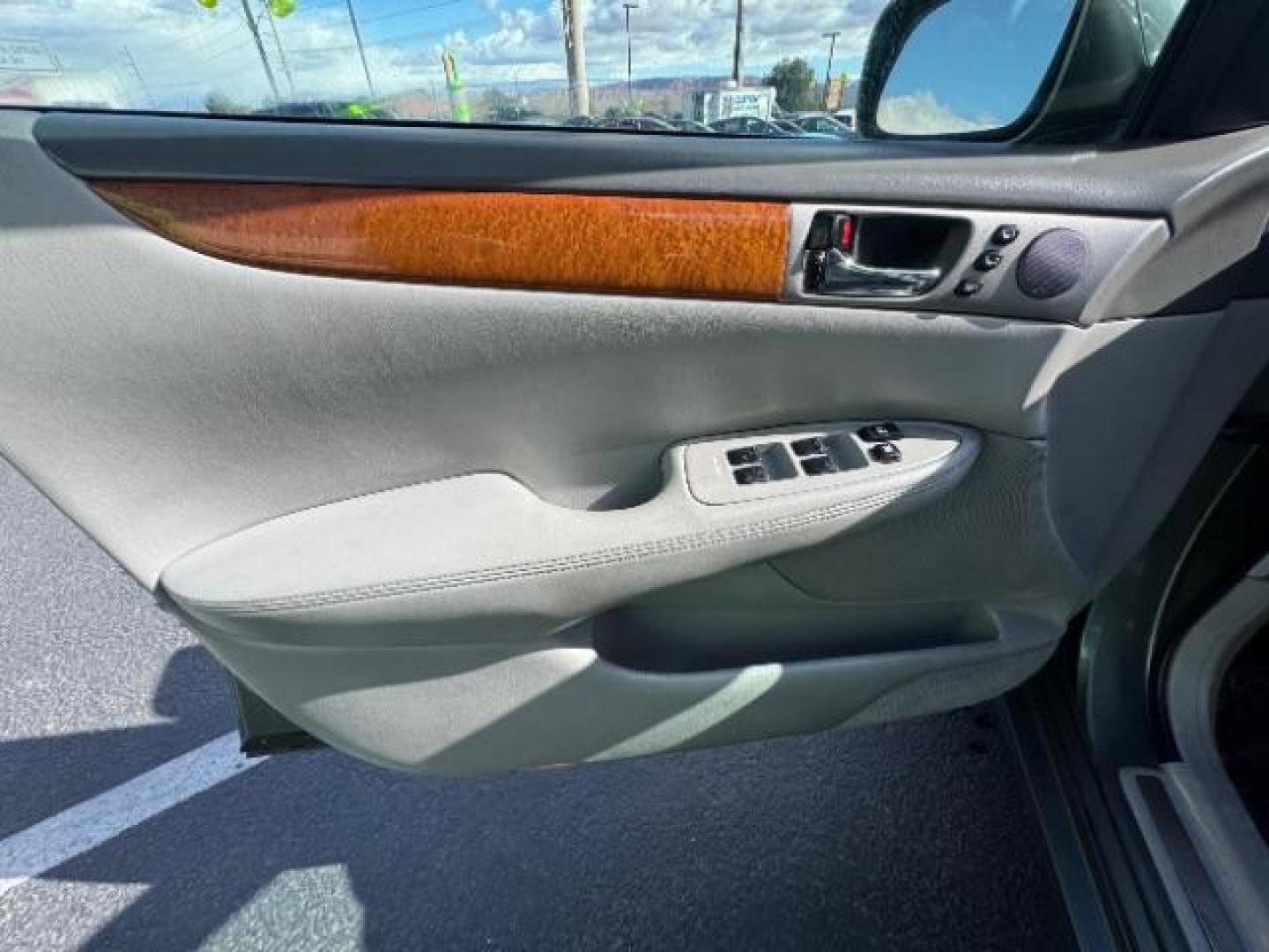 2005 Green /Beige Lexus ES 330 Sedan (JTHBA30G555) , Automatic transmission, located at 940 North Main Street, Cedar City, UT, 84720, (435) 628-0023, 37.692936, -113.061897 - Photo#10