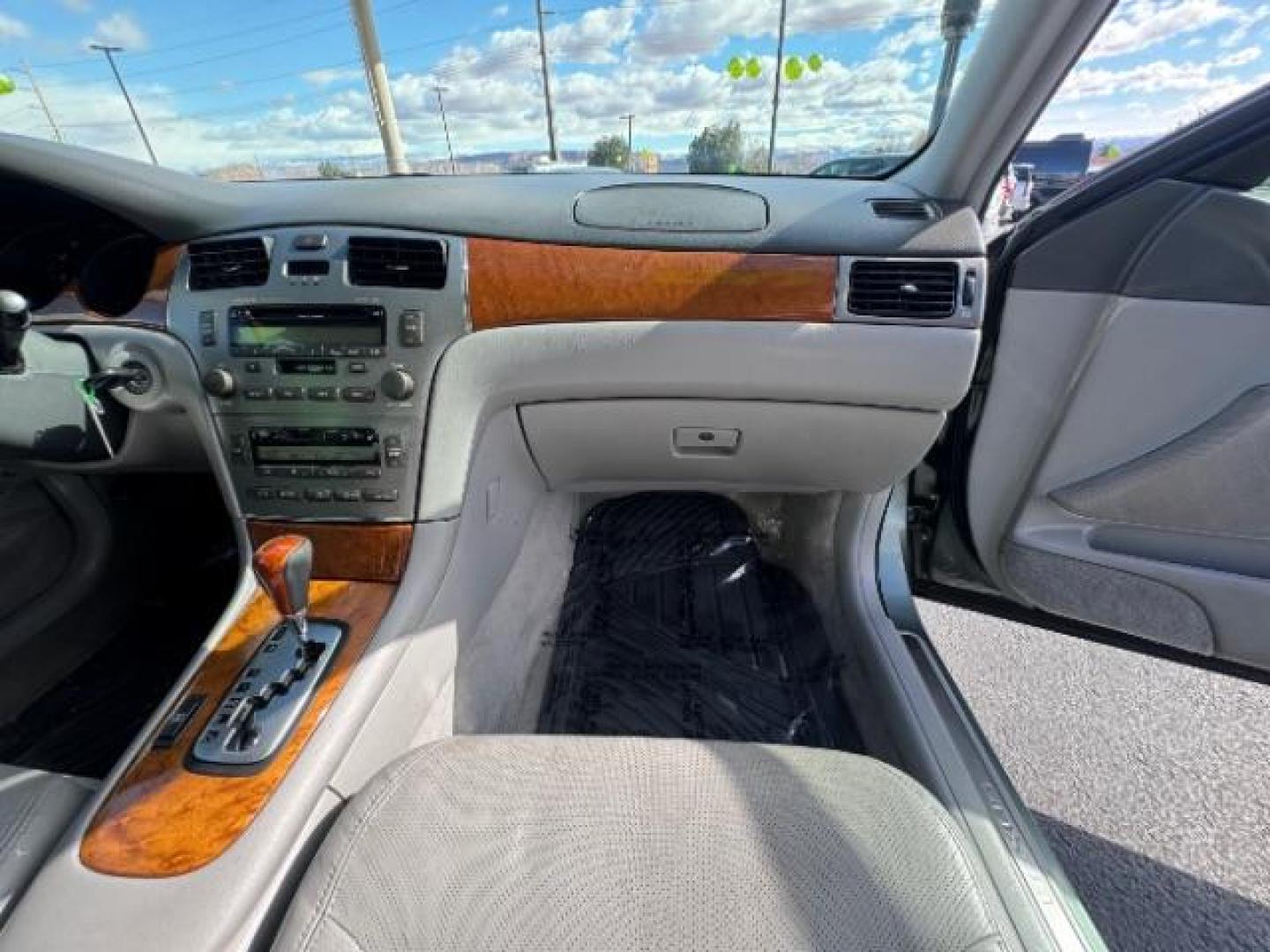 2005 Green /Beige Lexus ES 330 Sedan (JTHBA30G555) , Automatic transmission, located at 940 North Main Street, Cedar City, UT, 84720, (435) 628-0023, 37.692936, -113.061897 - Photo#24