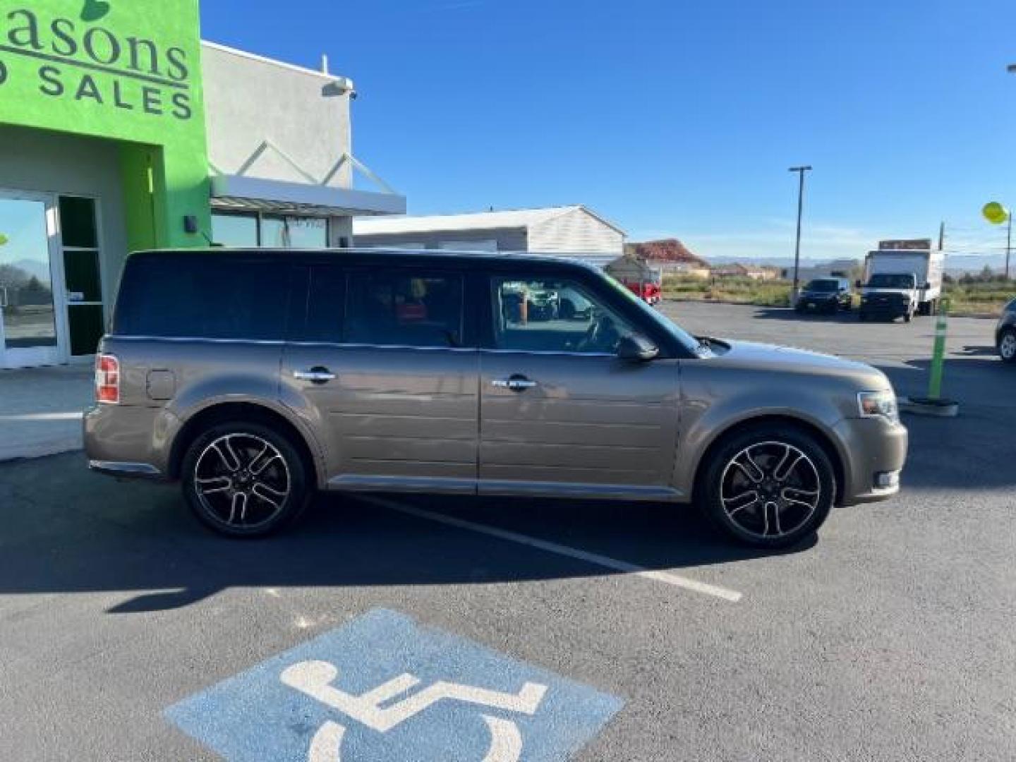 2013 Mineral Gray Metallic /Charcoal Black w/Gray Inserts Ford Flex Limited (2FMGK5D83DB) with an 3.5L V-6 DOHC engine, Automatic transmission, located at 1865 East Red Hills Pkwy, St. George, 84770, (435) 628-0023, 37.120850, -113.543640 - We specialize in helping ALL people get the best financing available. No matter your credit score, good, bad or none we can get you an amazing rate. Had a bankruptcy, divorce, or repossessions? We give you the green light to get your credit back on the road. Low down and affordable payments that fit - Photo#7