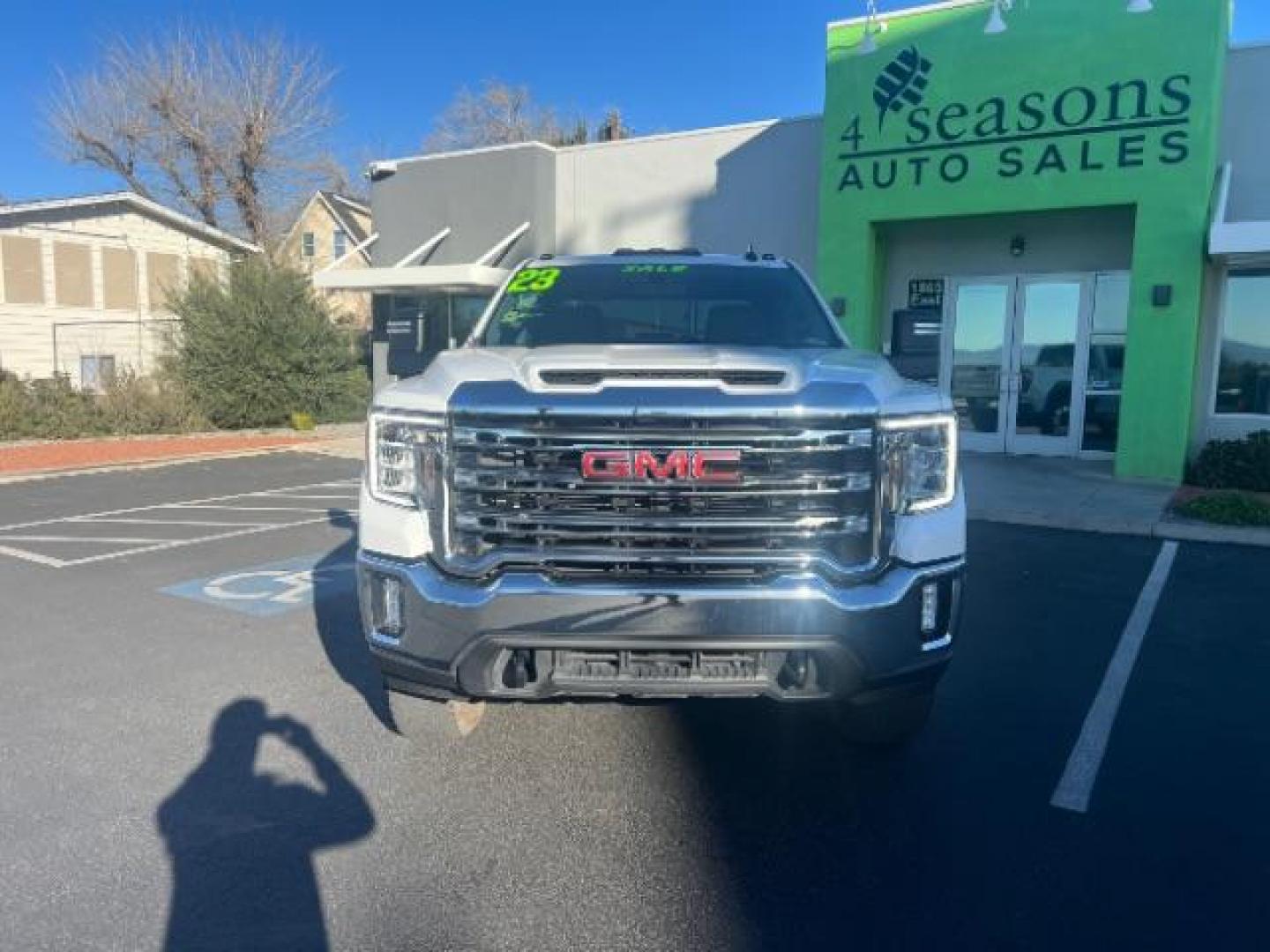 2023 Summit White /Jet Black GMC Sierra 2500HD 4WD Crew Cab Standard Bed SLE (1GT49MEY7PF) with an 6.6L V-8 gasoline direct injection engine, Automatic transmission, located at 1865 East Red Hills Pkwy, St. George, 84770, (435) 628-0023, 37.120850, -113.543640 - Photo#1