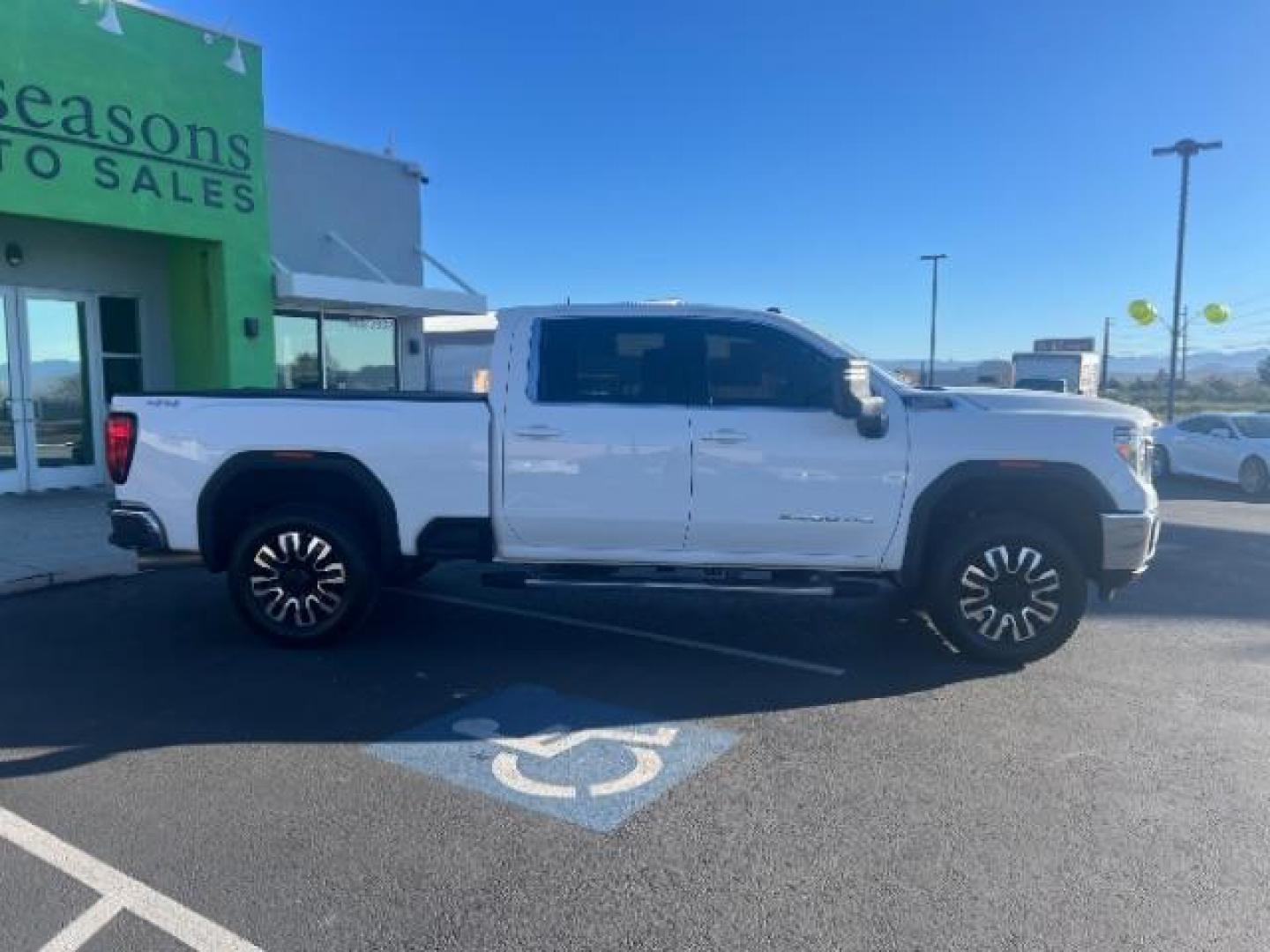 2023 Summit White /Jet Black GMC Sierra 2500HD 4WD Crew Cab Standard Bed SLE (1GT49MEY7PF) with an 6.6L V-8 gasoline direct injection engine, Automatic transmission, located at 1865 East Red Hills Pkwy, St. George, 84770, (435) 628-0023, 37.120850, -113.543640 - Photo#7