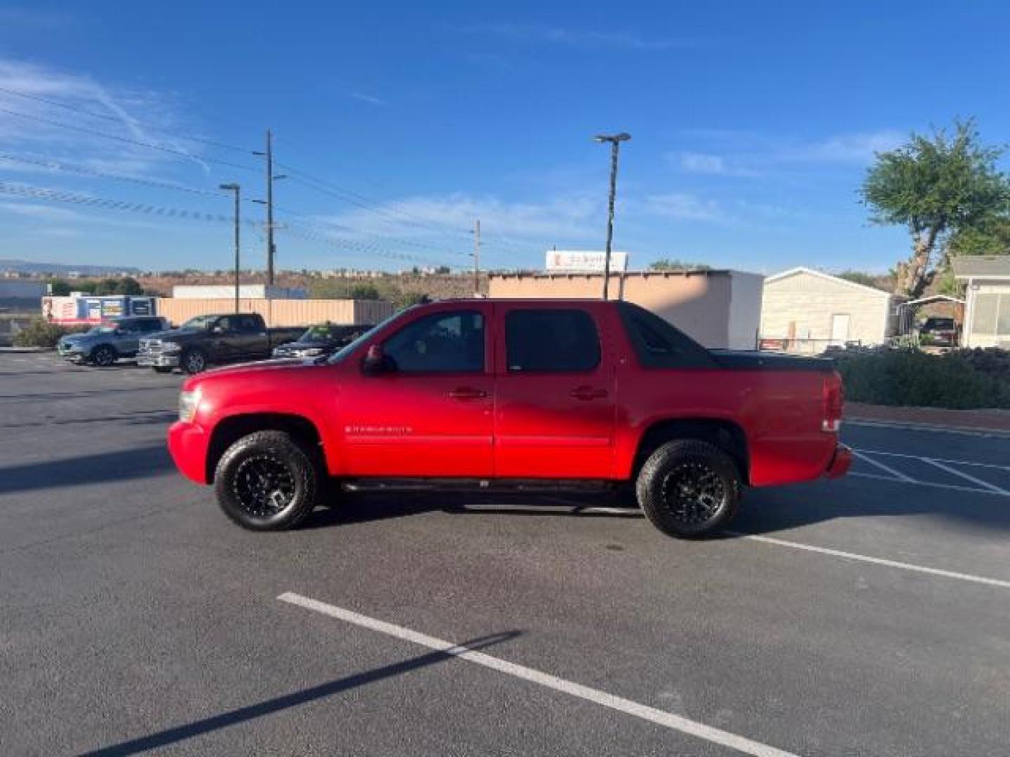 2008 Victory Red /Ebony Chevrolet Avalanche 1500 LT (3GNFK12388G) with an 5.3 lL V-8 engine, AUTOMATIC transmission, located at 1865 East Red Hills Pkwy, St. George, 84770, (435) 628-0023, 37.120850, -113.543640 - We specialize in helping ALL people get the best financing available. No matter your credit score, good, bad or none we can get you an amazing rate. Had a bankruptcy, divorce, or repossessions? We give you the green light to get your credit back on the road. Low down and affordable payments that fit - Photo#3