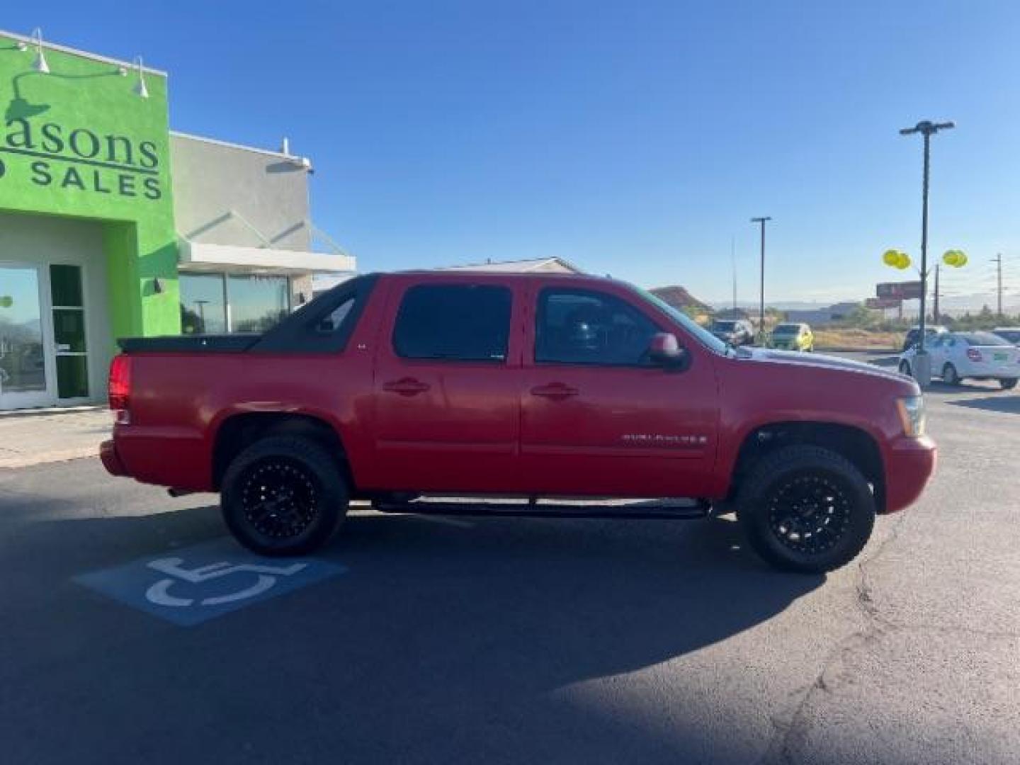 2008 Victory Red /Ebony Chevrolet Avalanche 1500 LT (3GNFK12388G) with an 5.3 lL V-8 engine, AUTOMATIC transmission, located at 1865 East Red Hills Pkwy, St. George, 84770, (435) 628-0023, 37.120850, -113.543640 - We specialize in helping ALL people get the best financing available. No matter your credit score, good, bad or none we can get you an amazing rate. Had a bankruptcy, divorce, or repossessions? We give you the green light to get your credit back on the road. Low down and affordable payments that fit - Photo#7