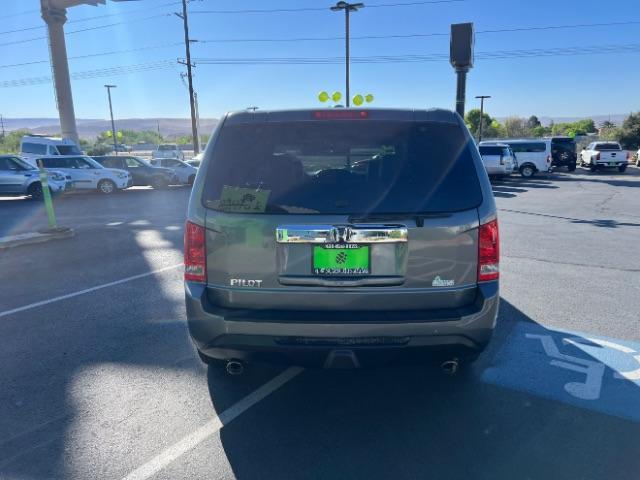 2013 Polished Metal Metallic /Gray Honda Pilot EX-L (5FNYF3H5XDB) with an 3.5L V-6 i-VTEC VCM variable valve control engine, Automatic transmission, located at 940 North Main Street, Cedar City, UT, 84720, (435) 628-0023, 37.692936, -113.061897 - We specialize in helping ALL people get the best financing available. No matter your credit score, good, bad or none we can get you an amazing rate. Had a bankruptcy, divorce, or repossessions? We give you the green light to get your credit back on the road. Low down and affordable payments that fit - Photo#5