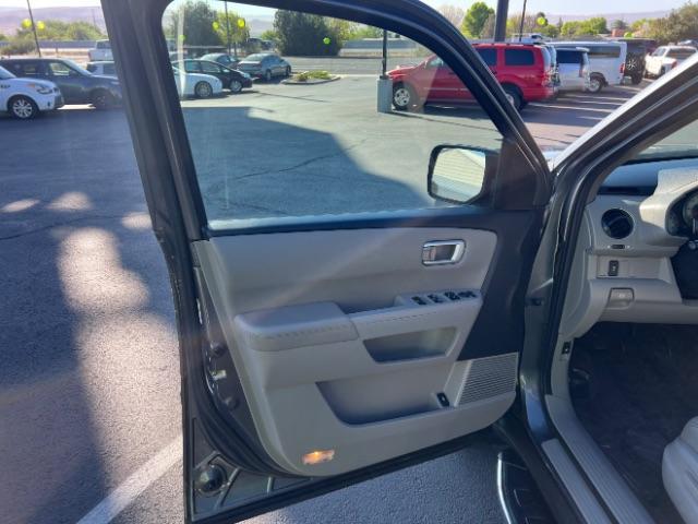 2013 Polished Metal Metallic /Gray Honda Pilot EX-L (5FNYF3H5XDB) with an 3.5L V-6 i-VTEC VCM variable valve control engine, Automatic transmission, located at 940 North Main Street, Cedar City, UT, 84720, (435) 628-0023, 37.692936, -113.061897 - We specialize in helping ALL people get the best financing available. No matter your credit score, good, bad or none we can get you an amazing rate. Had a bankruptcy, divorce, or repossessions? We give you the green light to get your credit back on the road. Low down and affordable payments that fit - Photo#12