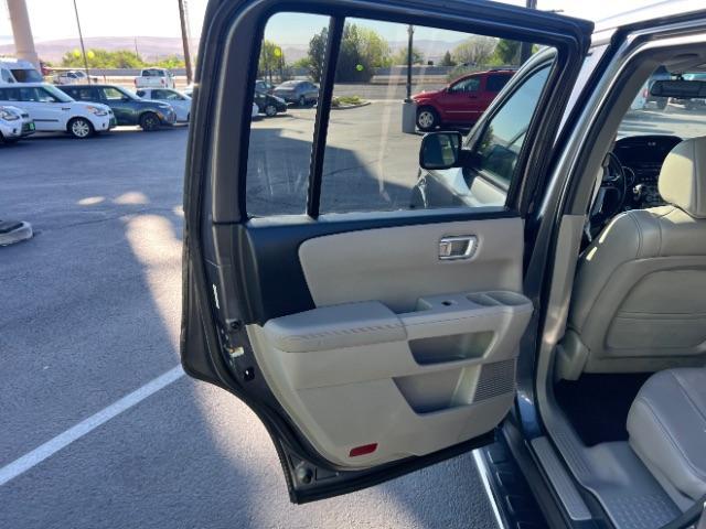 2013 Polished Metal Metallic /Gray Honda Pilot EX-L (5FNYF3H5XDB) with an 3.5L V-6 i-VTEC VCM variable valve control engine, Automatic transmission, located at 940 North Main Street, Cedar City, UT, 84720, (435) 628-0023, 37.692936, -113.061897 - We specialize in helping ALL people get the best financing available. No matter your credit score, good, bad or none we can get you an amazing rate. Had a bankruptcy, divorce, or repossessions? We give you the green light to get your credit back on the road. Low down and affordable payments that fit - Photo#20