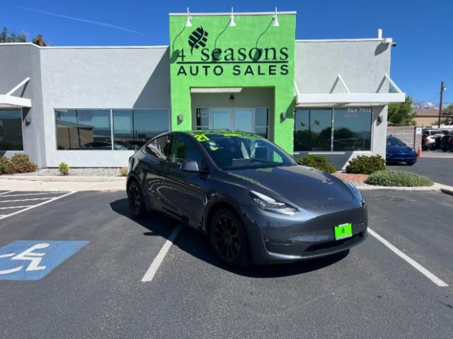 2021 Midnight Silver Metallic /Black Tesla Model Y Long Range Dual Motor All-Wheel Drive (5YJYGDEE0MF) with an ELECTRIC engine, Electric transmission, located at 1865 East Red Hills Pkwy, St. George, 84770, (435) 628-0023, 37.120850, -113.543640 - Excellent Tesla Model Y Long Range All Wheel Drive with Full Self Driving Paid for. Thats a $8k add on that is no longer avilable from Tesla. HW3. Inside and outside in great shape. Has PPF on front and Yoke steering wheel. Tires are good. All our Teslas come with charging kit. Battery is healthy. - Photo#0
